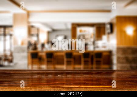 Sfondo tavolo in legno e vista interna del ristorante. Spazio vuoto per la vostra decorazione e un prodotto pubblicitario. Foto Stock