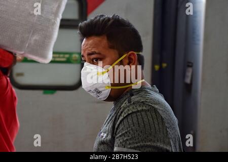 Delhi, India. 16 Marzo 2020. Un uomo che indossa una maschera facciale come precauzione contro la diffusione del coronavirus, si trova presso la New Delhi Railway Station.A totale di 114 casi è stato confermato in India, con 13 persone curate e due morti. Credit: SOPA Images Limited/Alamy Live News Foto Stock