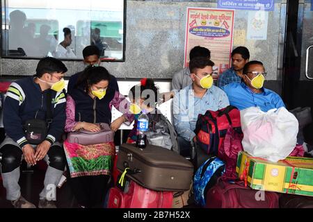 Delhi, India. 16 Marzo 2020. Una famiglia che indossa maschere facciali come precauzione contro la diffusione del coronavirus, alla stazione ferroviaria di Nuova Delhi.UN totale di 114 casi è stato confermato in India, con 13 persone curate e due morti. Credit: SOPA Images Limited/Alamy Live News Foto Stock