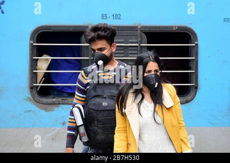 Delhi, India. 16 Marzo 2020. Persone che indossano maschere facciali come precauzione contro la diffusione di coronavirus, alla New Delhi Railway Station.A totale di 114 casi è stato confermato in India, con 13 persone curate e due morti. Credit: SOPA Images Limited/Alamy Live News Foto Stock