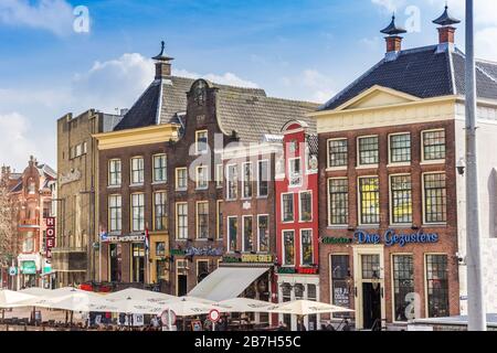 Facciate colorate di pub e ristoranti sulla piazza del mercato di Groningen, Paesi Bassi Foto Stock