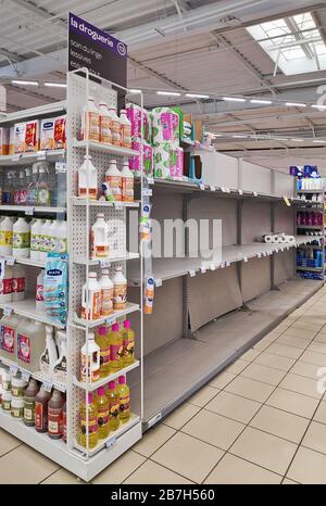 Parigi, Francia - Marzo 15 2020: Scaffali di un supermercato normalmente riempito di rotoli di carta igienica completamente a causa della pandemia Covid-19. Foto Stock