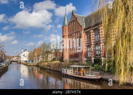 Museo storico di Groninger e nave in un canale a Groningen, Paesi Bassi Foto Stock