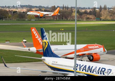 Aeroporto Southend di Londra, Essex, Regno Unito. 16 marzo 2020 easyJet ha annullato tutti i servizi di linea da e per la Spagna, ad eccezione di una manciata di voli di rimpatrio. Gli arrivi finali da Alicante e Malaga sono arrivati all'aeroporto Southend di Londra, con un arrivo previsto da Barcellona in serata. L'aeromobile sarà probabilmente immagazzinato in aeroporto fino a quando i voli non riprenderanno. Southend è anche una base per Ryanair che sta anche vedendo una riduzione delle operazioni, e ha perso le sue rotte Flybe. EZY7436 dallo sbarco di Malaga Foto Stock