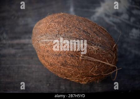 Frutti di cocco. Dell'albero sono usati non solo per cucinare, ma anche per scopi medicinali. Foto Stock