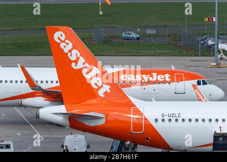 Aeroporto Southend di Londra, Essex, Regno Unito. 16 marzo 2020 easyJet ha annullato tutti i servizi di linea da e per la Spagna, ad eccezione di una manciata di voli di rimpatrio. Gli arrivi finali da Alicante e Malaga sono arrivati all'aeroporto Southend di Londra, con un arrivo previsto da Barcellona in serata. L'aeromobile sarà probabilmente immagazzinato in aeroporto fino a quando i voli non riprenderanno. Southend è anche una base per Ryanair che sta anche vedendo una riduzione delle operazioni, e ha perso le sue rotte Flybe. EZY7436 da Malaga arrivo ad Alicante Foto Stock