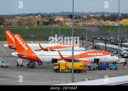 Aeroporto Southend di Londra, Essex, Regno Unito. 16 marzo 2020 easyJet ha annullato tutti i servizi di linea da e per la Spagna, ad eccezione di una manciata di voli di rimpatrio. Gli arrivi finali da Alicante e Malaga sono arrivati all'aeroporto Southend di Londra, con un arrivo previsto da Barcellona in serata. L'aeromobile sarà probabilmente immagazzinato in aeroporto fino a quando i voli non riprenderanno. Southend è anche una base per Ryanair che sta anche vedendo una riduzione delle operazioni, e ha perso le sue rotte Flybe. EZY7436 da Malaga arrivo ad Alicante Foto Stock