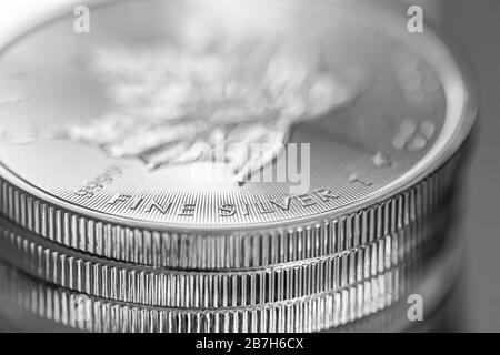 Cape Town, Sud Africa - Agosto 17, 2019: illustrativi immagine editoriale di Macro Close up di un argento 9999 Canadian Maple Leaf Bullion Coin Foto Stock