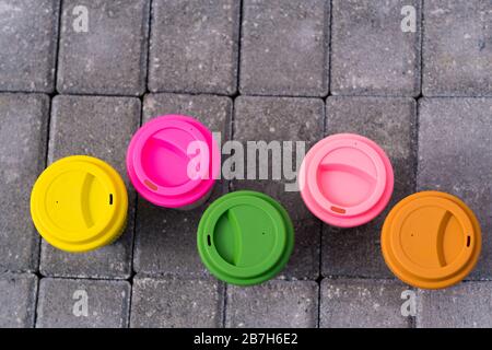 Tazze da tè o caffè riutilizzabili da viaggio in bambù assortite con tappo in silicone. Foto Stock