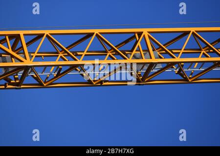 Teile eines gelben Krans gegen den blauen Himmel Foto Stock