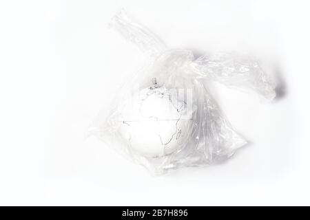 La terra in un sacchetto di rifiuti gettati via Foto Stock