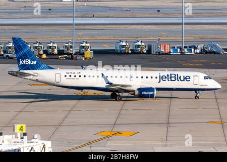 New York, USA - 27 febbraio 2020: Aereo JetBlue Embraer E190 all'aeroporto John F. Kennedy di New York (JFK) negli Stati Uniti. Airbus è un produttore di aerei Foto Stock