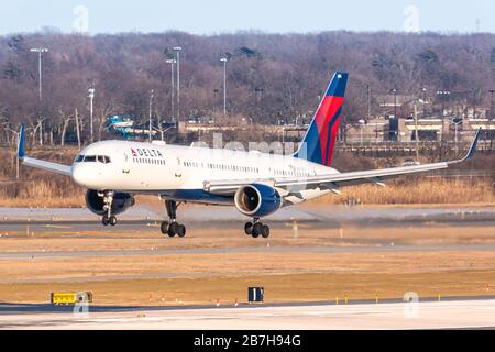 New York, USA - 27 febbraio 2020: Aereo Delta Air Lines Boeing 757 all'aeroporto John F. Kennedy di New York (JFK) negli Stati Uniti. Boeing è un uomo aeronautico Foto Stock