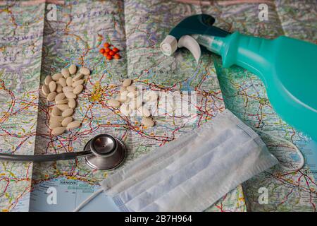 Mappa italiana con pillole e attrezzature mediche Foto Stock