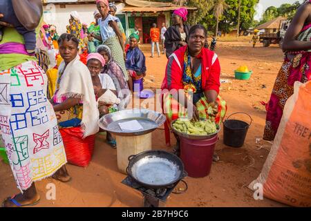 Bissau, Repubblica di Guinea-Bissau - 6 febbraio 2018: Donne al mercato nella città di Bissau, Guinea Bissau Foto Stock