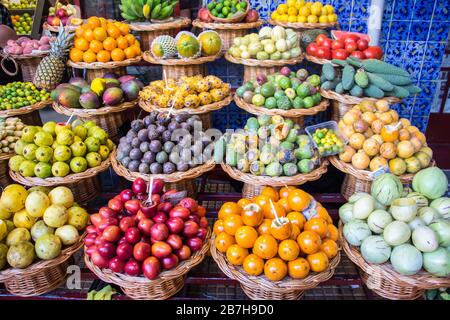 Mercato della frutta a funchal sull'isola di madeira Foto Stock