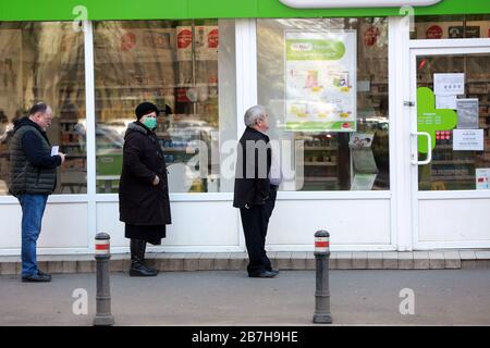 Bucarest, Romania. 16 Marzo 2020. I cittadini si accodano al di fuori di una farmacia a Bucarest, Romania, 16 marzo 2020. Il Presidente rumeno Klaus Iohannis ha annunciato che il paese entrerà in uno stato di emergenza a partire da lunedì, nel tentativo di garantire che il governo utilizzi tutte le risorse per combattere l'epidemia COVID-19. Credit: Gabriel Petrescu/Xinhua/Alamy Live News Foto Stock