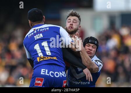 15 marzo 2020, The Mend-A-hose Jungle, Castleford, Inghilterra; Betfred Super League, Castleford Tigers contro Saint Helens :Danny Richardson di Castleford Tigers in azione contro il suo vecchio club St. Helens è affrontato da Zeb Taia e Jonny Lomax. Foto Stock