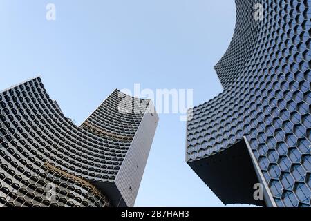 Singapore-13 MAR 2020:Chiudi vista del DUO galleria, un nuovo edificio alto vicino alla stazione di Bugis. Foto Stock