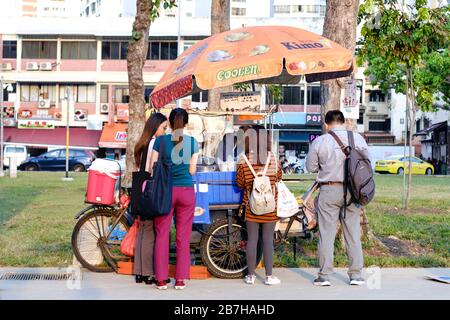 Singapore-12 MAR 2020:il tradizionale fornitore di gelati singapore sul lato della strada Foto Stock