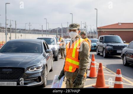 Un soldato attende di condurre una proiezione presso una delle porte dell'esercito statunitense Garrison Humphreys' (Camp Humphreys) in Corea del Sud, 27 febbraio 2020, 27 febbraio 2020. Le procedure di screening COVID-19 sono in corso presso tutte le installazioni dell'esercito statunitense in Corea del Sud. (STATI UNITI Foto dell'esercito di PFC. Kang, min-jin). () Foto Stock