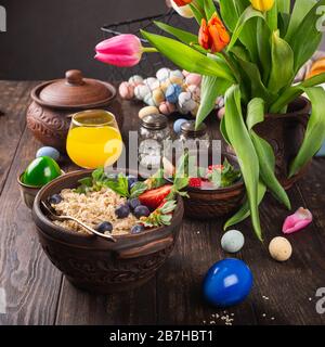 Farina d'avena fatta in casa con frutti di bosco Foto Stock