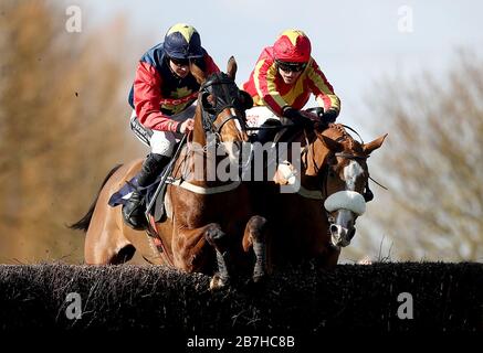 Silent Steps (a sinistra) guidato da Jockey Bryony Frost sulla strada per vincere il MansionBet orgoglioso di sostenere British Racing handicap Chase insieme a Inch Lala guidato da Jockey Adam Wedge a Southwell Racecourse. Foto Stock