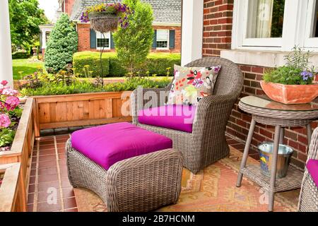 Portico anteriore arredato con giardino fiorito Foto Stock