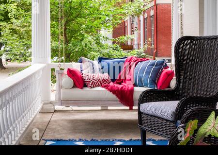 Oscillazione del divano del portico con i cuscini colorati Foto Stock