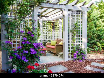 Camera esterna, divano in pergola Wicker Foto Stock