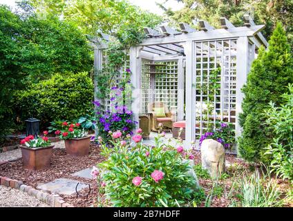 Camera esterna, divano in pergola Wicker Foto Stock