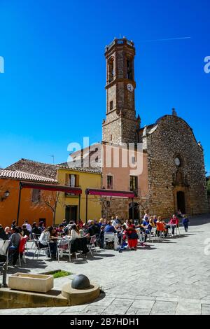 Chiesa e case nella piccola città di Collbato sulle pendici di Montserrat, Barcellona, Spagna Foto Stock