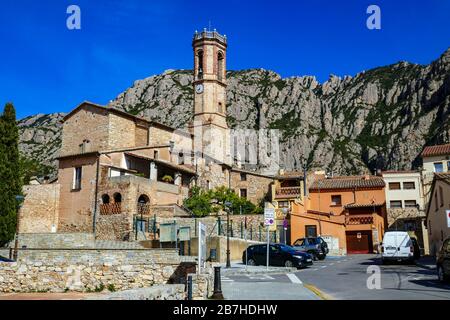 Chiesa e case nella piccola città di Collbato sulle pendici di Montserrat, Barcellona, Spagna Foto Stock