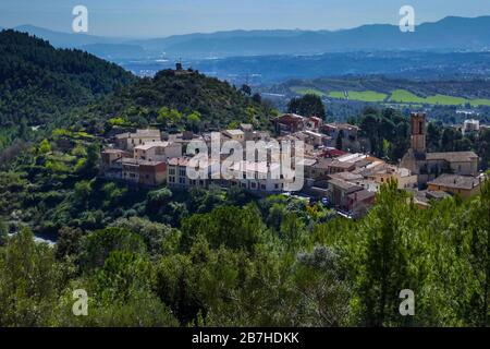 La piccola città di Collbato sulle pendici di Montserrat, Barcellona, Spagna Foto Stock