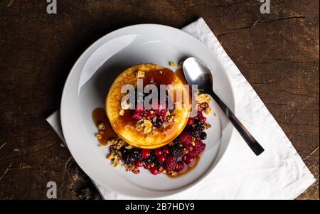 Vista dall'alto di pancake con frutti di bosco bacche su tavolo di legno. Mirtilli, lamponi su frittelle. Concetto mattina proteina prima colazione. Foto Stock