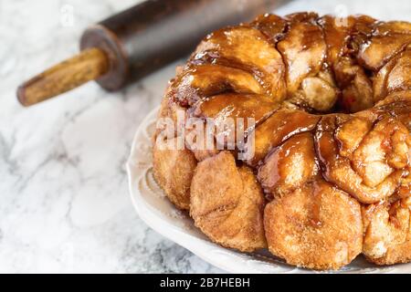 Dessert pasquale di Pull Apart torta torta torta di scimmie pane. Torta di lievito fatta con cannella, carote, noci e glassa di zucchero marrone. Messa a fuoco selettiva w Foto Stock