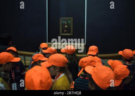 Gruppo scolastico di fronte al famoso dipinto "la Gioconda" del pittore rinascimentale italiano Leonardo da Vinci (1503-1519) esposto al Museo del Louvre di Parigi, Francia. Foto Stock