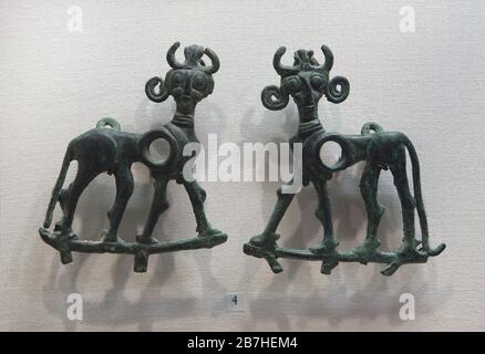 Tavole di bronzo di Luristan a forma di tori alati (lamassu) risalenti all'VIII o VII secolo a.C. in mostra al Museo del Louvre di Parigi, Francia. Foto Stock