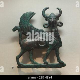 Piatto di bronzo di Luristan a forma di toro alato (lamassu) del VIII o VII secolo a.C. in mostra al Museo del Louvre di Parigi, Francia. Foto Stock