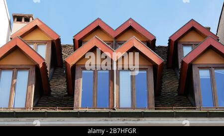 vecchia architettura dal punto di vista di una rana Foto Stock