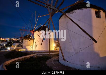 Tradizionali mulini a vento greca sull'isola di Mykonos all'alba, Cicladi Grecia Foto Stock