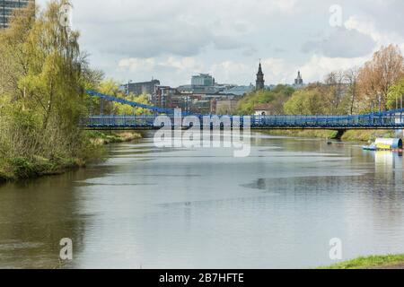 Il ponte sospeso di St Andrews, dipinto in ferro blu, sul fiume Clyde collega Glasgow Green con i Gorbals, Glasgow, Scozia, Regno Unito Foto Stock