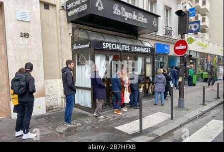 I PARIGINI SI ACCAPARONO PER IL CIBO AL SUPERMERCATO DOPO LO SCOPPIO DEL CORONAVIRUS , PARIGI FRANCIA Foto Stock