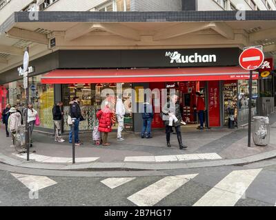 I PARIGINI SI ACCAPARONO PER IL CIBO AL SUPERMERCATO DOPO LO SCOPPIO DEL CORONAVIRUS , PARIGI FRANCIA Foto Stock