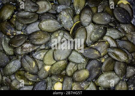 Semi di zucca senza criniera in un mucchio Foto Stock