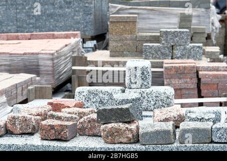 Pietre di granito sono vendute nel mercato di costruzione. Materiali da costruzione. Materiali da costruzione per la decorazione e la costruzione. Primo piano. Foto Stock