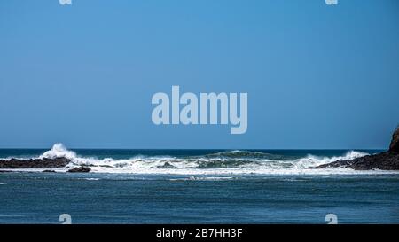 Onde che si schiantano sulle rocce lungo la costa del Pacifico a Panaama Foto Stock