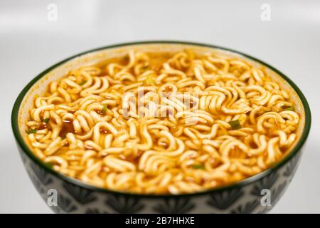 Ciotola di tagliatelle, zuppa di spaghetti in una tazza, pasto asiatico isolato su sfondi bianchi Foto Stock