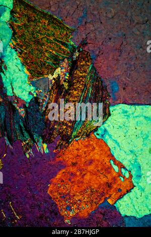 Granito metamorfico roccia profonda in quarzo, feldspare e mica 100x Foto Stock