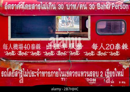 Lato di un Songthaew, un adattato pick-up utilizzato come taxi condiviso, a Chiang mai, Thailandia Foto Stock